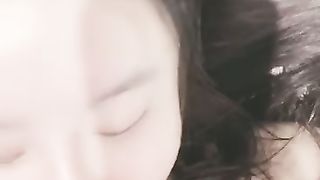 【69堂午夜视频】好舔的大奶美女跟大哥开房啪啪直播给狼友看，互动撩骚喂大哥吃奶子，各种舔弄大鸡巴真骚，无套爆草内射逼逼