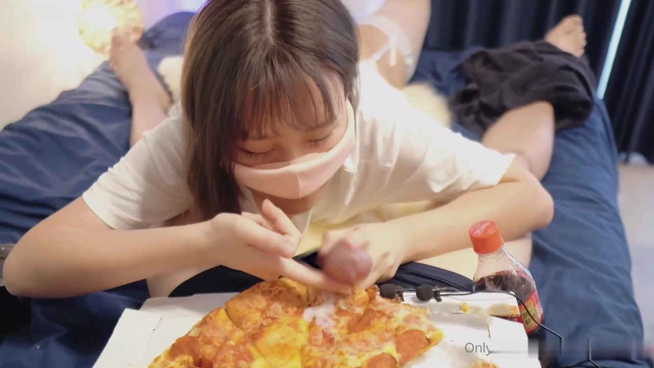 【69堂午夜视频】花季萝莉 Saku 一边吃披萨一边吃大鸡鸡