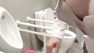 【69堂午夜视频】黑料吃瓜_为了流量不择手段_肉丝高跟少妇主播深夜户外勾引小哥_看准自己的猎物后拉到公厕就是一顿伺候