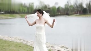 【69堂午夜视频】黑料吃瓜_我也要当摄影师_新娘外拍婚纱照只顾摆pos_两颗红红的樱桃被摄影师看光了_定要好好调教一番