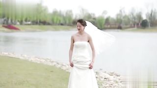 【69堂午夜视频】黑料吃瓜_我也要当摄影师_新娘外拍婚纱照只顾摆pos_两颗红红的樱桃被摄影师看光了_定要好好调教一番