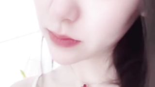 【69堂午夜视频】黑料吃瓜_抖音10W粉网红_77_日常号_直播时意外走光被录屏_引起直播间一群狼友的垂涎_网友称：这都是故意的