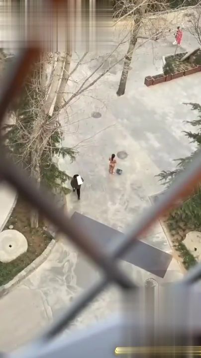 【69堂午夜视频】黑料吃瓜_河北美院眼镜妹感情崩操场裸奔，追男满场跑笑尿裤子太炸鸡儿了