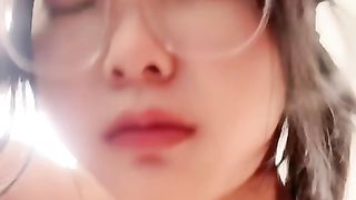 【69堂午夜视频】眼镜嫩妹，一线天粉鲍，露脸性爱，道具自慰，沦为赚钱母狗