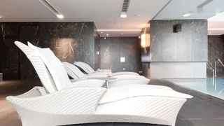 【69堂午夜视频】身材丰满鲍鱼肥美泳池碰到帅小哥带回房间被无套狂操最后颜射一脸