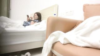 【69堂午夜视频】啤酒几杯下肚，推倒干，惊喜收获，是个白虎，操爽了