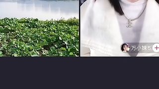 【69堂午夜视频】黑料吃瓜-抖音户外直播网红马妹儿刺激PK惩罚输了直接脱光光下河引得众人围观真刺激