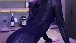 【69堂午夜视频】黑料吃瓜-极品身材混血脸模特媛媛酱以曼妙的身材为自信的资本线上大尺度捞金线下实战