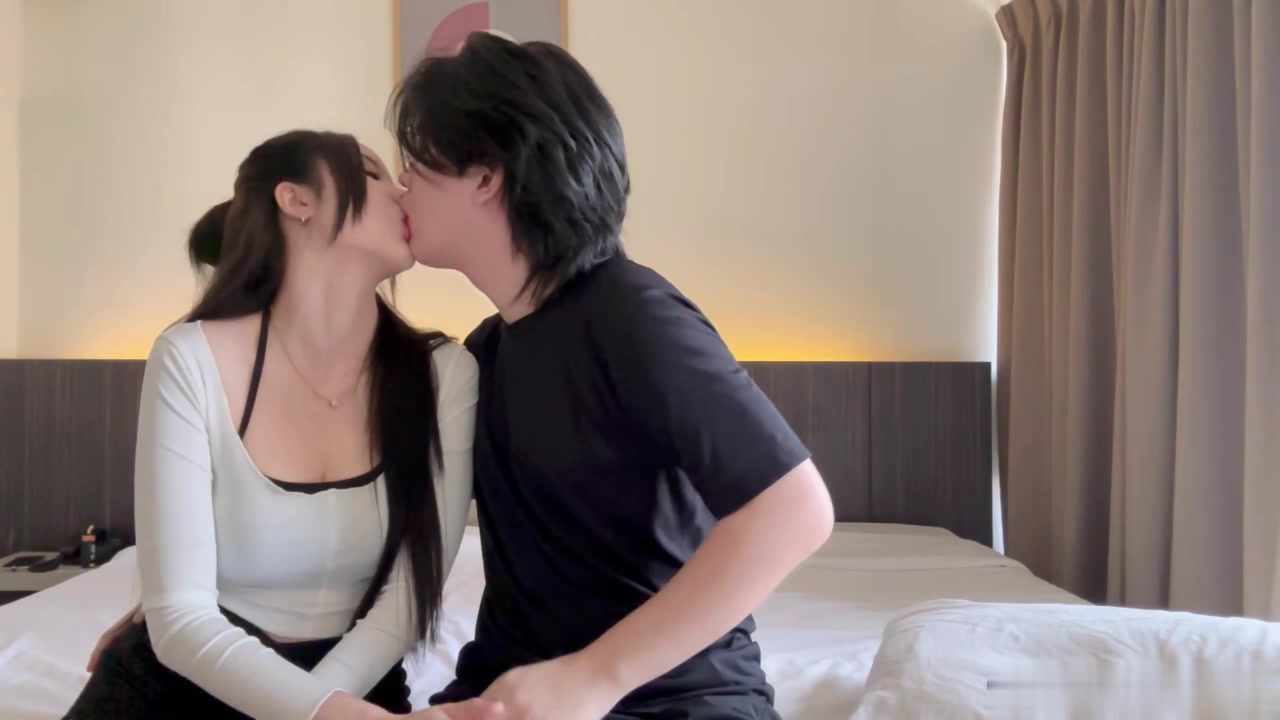 【69堂午夜视频】解开睡衣搔首弄姿掰开小穴特写揉搓翘起美臀对着镜头洞洞很紧致娇喘呻