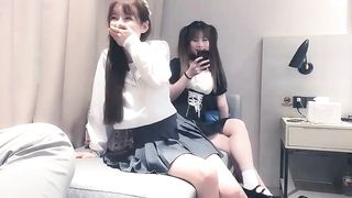 【69堂午夜视频】双飞两个水手服学生妹，露脸好骚迷人的大奶子，享受两个骚逼的口活服务
