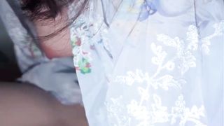 【69堂午夜视频】不小心走进汤屋员工休息室，看到穿着和服熟睡的服务生，居然有意外的展开