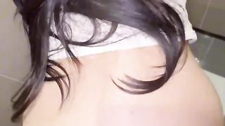 【69堂午夜视频】姐弟乱伦会喷水的亲姐姐网吧里跳蛋调教姐姐直接在厕所打炮，水汪汪骚穴玩喷尿又湿又滑后入内射