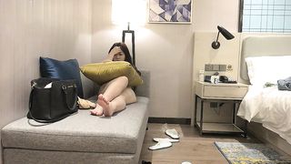 【69堂午夜视频】沙发上摸逼口交扭动诱惑骑坐猛操丰满车模被操到喊不行了