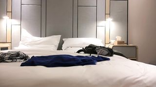 【69堂午夜视频】白衣妹子气质绝佳，超短裤露出大长腿白又细，超高颜值明星气质