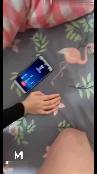 【69堂午夜视频】淫荡人妻打着电话操着逼