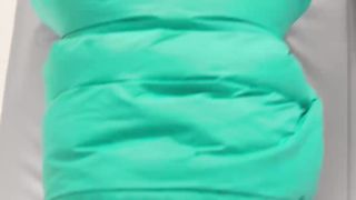 【69堂午夜视频】开车不小心撞到人，下车一看，一位貌美如仙的女生倒在了地上