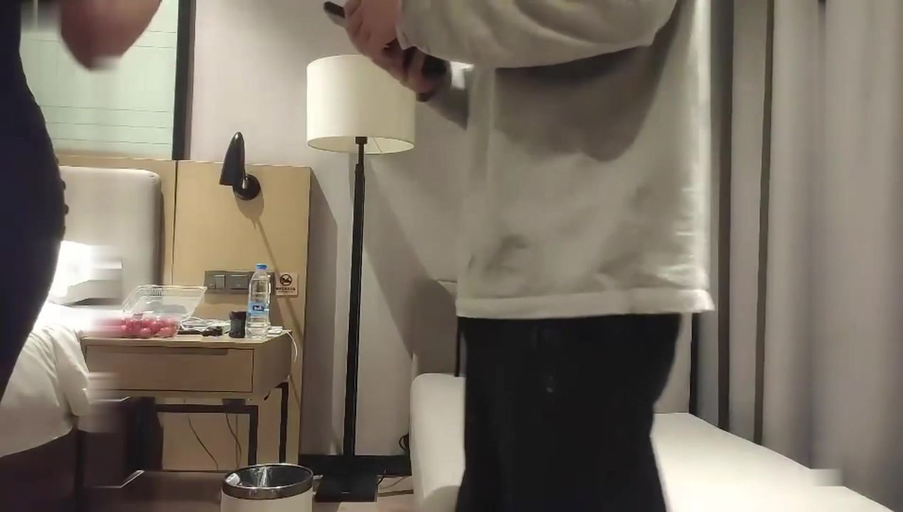 【69堂午夜视频】性感黑衣牛仔裤妹子啪啪，揉搓奶子舔弄近距离口交