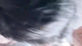 【69堂午夜视频】抓往假期的尾巴，趁着爸妈不在家，在客厅沙发上强行让妹妹帮我口交