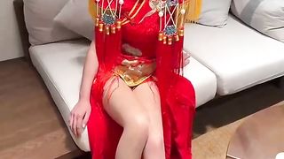 【69堂午夜视频】让姐姐穿上独特中式服装，上演霸王“淫’姬实现双洞序插，喷水式给大家拜年，水都喷我脸上来了，自己的亲姐知根知底内射起来也放心