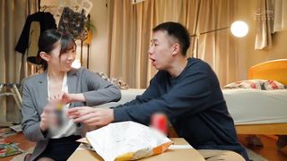 【69堂午夜视频】不小心看到情色漫画的邻家模特级姐姐2