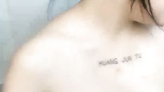 【69堂午夜视频】两个渣男给风骚小妹的逼逼和菊花上烟抽，全程露脸激情啪啪口交大鸡巴，骚逼和小嘴一起被草，浪叫呻吟不止