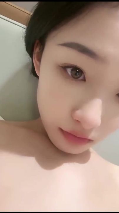 【69堂午夜视频】全程露脸大秀直播发骚，跟狼友互动撩骚各种展示，舔弄小哥大鸡巴，无套抽插激情上位