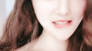 【69堂午夜视频】卷发网红脸妹子，配上粉色蝴蝶逼美甲手指不停的在阴蒂上摩擦，还尝尝自己淫水