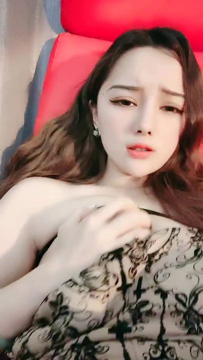 【69堂午夜视频】卷发网红脸妹子，配上粉色蝴蝶逼美甲手指不停的在阴蒂上摩擦，还尝尝自己淫水