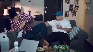 【69堂午夜视频】宅男晕船外送茶