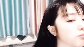 【69堂午夜视频】甜美气质小少妇一个人在家发骚，全程露脸洗澡诱惑舔弄假鸡巴的样子好骚，揉奶玩逼道具抽插骚穴特写呻吟可射