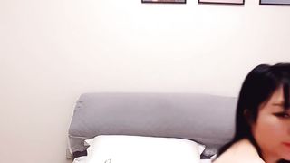 【69堂午夜视频】私欲甜妹露脸风骚极品美少妇穿着浴袍诱惑，在狼友的指挥下脱光光发骚，揉奶玩逼看特写，妩媚销魂浪叫呻吟