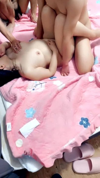 【69堂午夜视频】轻熟女骚人妻跟好哥玩激情4P，全程露脸丝袜高跟，深喉大鸡巴，骚逼和小嘴一起被插还被好姐妹揉奶子淫声荡语