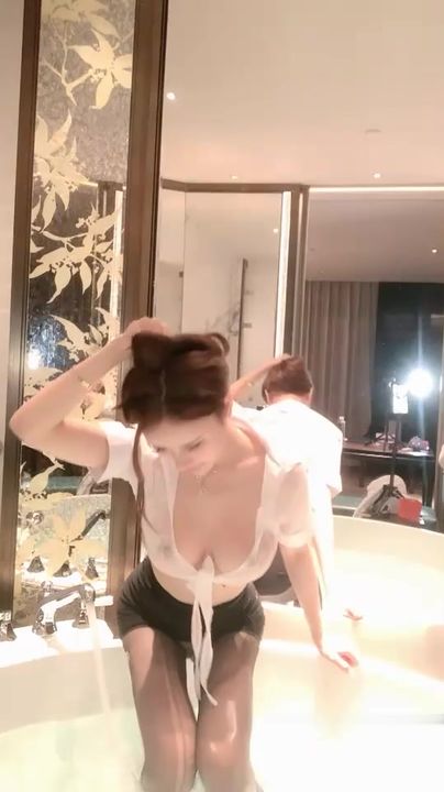 【69堂午夜视频】E罩杯顶级美乳网红女神，身材一流极品美腿，包臀裙开档黑丝，给炮友舔屌口交，坐在浴室地上自慰，张开双腿猛扣 00_00_00-00_59_52