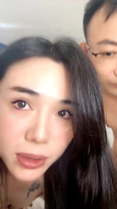 【69堂午夜视频】念念小秘书露脸跟大哥开房啪啪直播，乖巧听话撩骚互动，给大哥舔起大鸡巴，主动上位后入抽插洗澡诱惑别错过