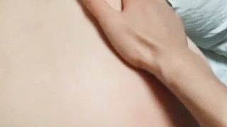 我的母狗妹妹，乖巧听话无毛逼，让小哥骑在脖子上草嘴深喉，压在身下无套插入给小哥舔手指，浪叫呻吟好骚啊