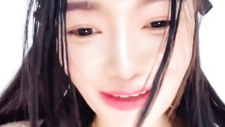 【69堂午夜视频】白丝露脸无毛逼微微小阿姨一个人精彩大秀直播，淫声荡语互动撩骚揉奶玩逼道具抽插，高潮喷水特写展示好刺激