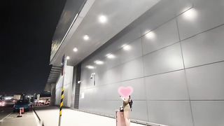 【69堂午夜视频】粉丝见面会！第一次粉丝特地飞来台湾见面啦，绝对不能让她空手而归！H奶甜心在车上就湿一片直接把奶子翻出来！