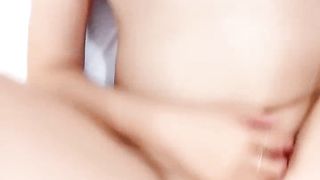 纹身小哥小鸡帮帮硬无套爆草眼神迷离的小骚妹，全程露脸颜值不错从浴室干到床上，多体位无套爆草高潮冒白浆