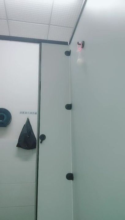 【69堂午夜视频】公司女白领上班时间陪狼友骚一下，逼里塞着跳蛋自慰跑到厕所脱光给狼友看，听狼友指挥揉骚奶子撅着屁股看逼