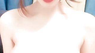 哺乳期的妈妈奶水真足，小逼还是嫩嫩的，白丝情趣挤奶玩逼，特写展示给狼友看，淫声荡语不断尿尿刺激别错过