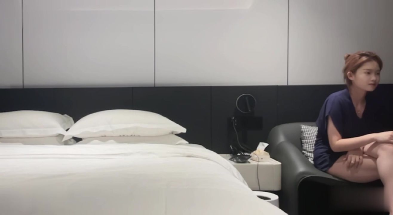 【69堂午夜视频】女上位的时候还让我不要动，她要自己来，最后给她搞得捂着肚子缓半天，下面也搞破皮了