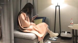 【69堂午夜视频】深夜场约了个高颜值大长腿嗲嗲妹子，蹲着口交舔弄上位骑乘侧入抽插操！