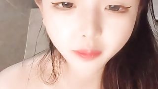 白丝高跟露脸校园女神归来，看的小鸡帮帮硬，淫声荡语互动撩骚揉奶玩逼看特写，道具抽插骚穴淫水泛滥好刺激