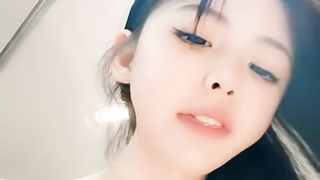 白丝高跟露脸高颜值小懒猫深夜激情大秀诱惑狼友，揉奶玩逼特写展示，跳蛋塞逼里道具抽插，浴室诱惑尿尿刺激