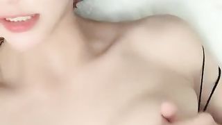 【69堂午夜视频】高挑御姐范妹子，黑丝大长腿，珍珠内裤只能遮住一线天，道具自慰，插嘴又插穴