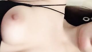 【69堂午夜视频】高挑御姐范妹子，黑丝大长腿，珍珠内裤只能遮住一线天，道具自慰，插嘴又插穴