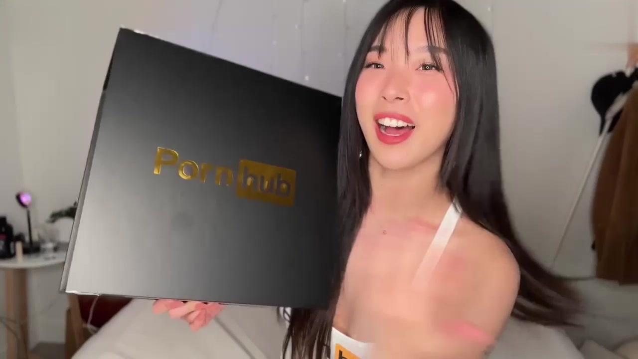 【69堂午夜视频】多次高潮礼物拆箱期间获得三重内射