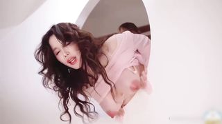 【69堂午夜视频】穿着粉纱情趣被老公各种姿势猛操的淫叫连连，最后精液全射孕肚上了！