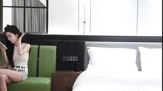 【69堂午夜视频】神似某个网红的小妹气质优雅兔女郎制服后入怼起来表情淫荡声音迷人